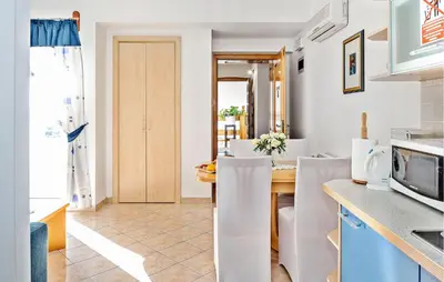 Kuhinja ili čajna kuhinja u objektu Lovely Apartment In Sibenik With Wifi