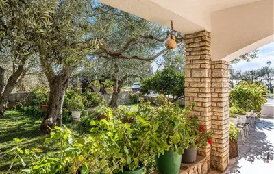 Vrt u objektu 1 Bedroom Gorgeous Apartment In Sibenik