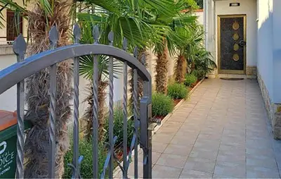 Vrt u objektu Amazing Apartment In Vodice With Wifi