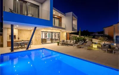 Bazen u objektu Luxurious Home In Razanj ili u blizini