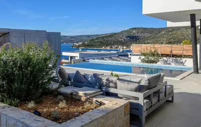 Bazen u objektu Luxurious Home In Razanj ili u blizini
