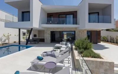 Bazen u objektu Luxurious Home In Razanj ili u blizini