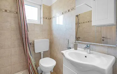 Kupaonica u objektu Awesome Apartment In Pirovac With Wifi