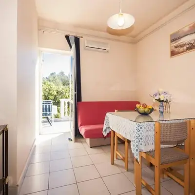 One-bedroom apartment near beach