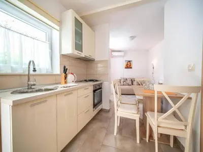 Kuhinja ili čajna kuhinja u objektu Studio in Vodice near Male Vrulje Beach