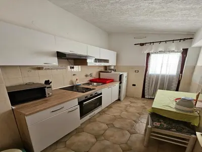 Kuhinja ili čajna kuhinja u objektu Apartment in Tribunj near Scenic Beaches