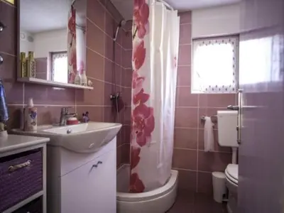 Kupaonica u objektu Studio in Raslina near Krka River and Beaches