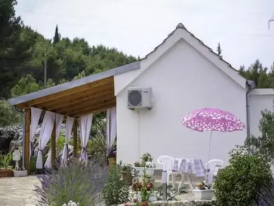 Vrt u objektu Studio in Raslina near Krka River and Beaches