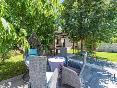 Vrt u objektu Villa near Krka with Private Pool