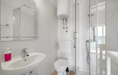 Kupaonica u objektu Gorgeous Apartment In Pirovac With Wifi