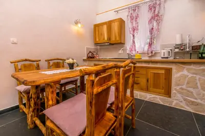 Kuhinja ili čajna kuhinja u objektu House Moj mir
