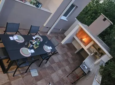 Popločani dio dvorišta ili vanjski dio objekta Villa Magnolia Pirovac