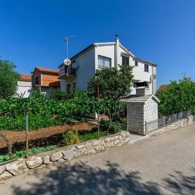 Apartments with parking space Raslina