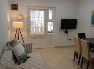 TV i/ili zabavni centar u objektu Cozy Vodice Garden Apartments With Terrace and BBQ