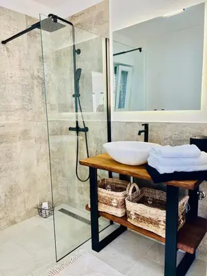 Kupaonica u objektu Traumhaftes Apartment mit Pool