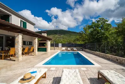 Bazen u objektu Villa Admiral Your Idyllic Retreat in rural area of Trogir hinterland ili u blizini