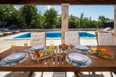 Bazen u objektu Villa Admiral Your Idyllic Retreat in rural area of Trogir hinterland ili u blizini