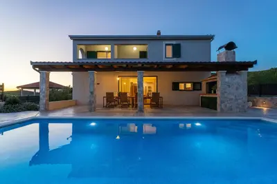 Bazen u objektu Villa Admiral Your Idyllic Retreat in rural area of Trogir hinterland ili u blizini