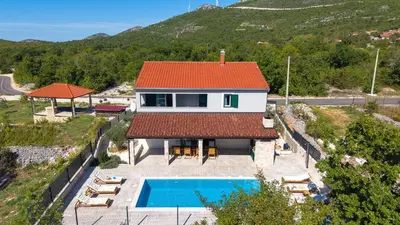 Bazen u objektu Villa Admiral Your Idyllic Retreat in rural area of Trogir hinterland ili u blizini