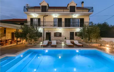 Bazen u objektu Amazing Home In Unesic With Wifi ili u blizini