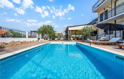 Bazen u objektu Amazing Home In Unesic With Wifi ili u blizini