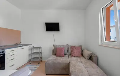 Kuhinja ili čajna kuhinja u objektu Pet Friendly Apartment In Brodarica With Wifi