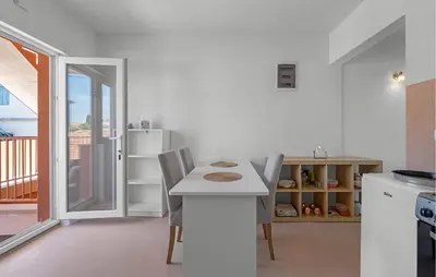 Kuhinja ili čajna kuhinja u objektu Pet Friendly Apartment In Brodarica With Wifi