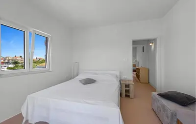 Krevet ili kreveti u jedinici u objektu Pet Friendly Apartment In Brodarica With Wifi