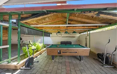 Stol za biljar u objektu 2 Bedroom Nice Apartment In Dubravice