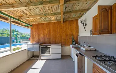 Kuhinja ili čajna kuhinja u objektu 2 Bedroom Nice Apartment In Dubravice