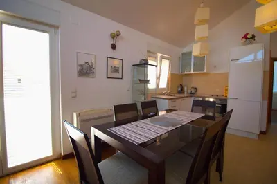 Kuhinja ili čajna kuhinja u objektu Apartman blizu plaže u Betini