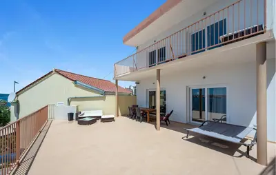 Balkon ili terasa u objektu Beach Front Apartment In Brodarica With Lake View
