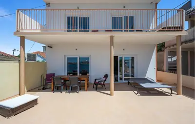 Balkon ili terasa u objektu Beach Front Apartment In Brodarica With Lake View
