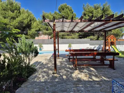 Vrt u objektu Family friendly house with a swimming pool Vrpolje, Sibenik - 24345