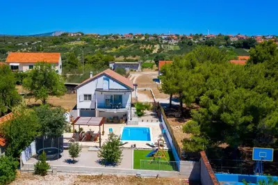 Bazen u objektu Family friendly house with a swimming pool Vrpolje, Sibenik - 24345 ili u blizini