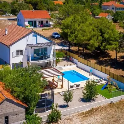 Family friendly house with a swimming pool Vrpolje
