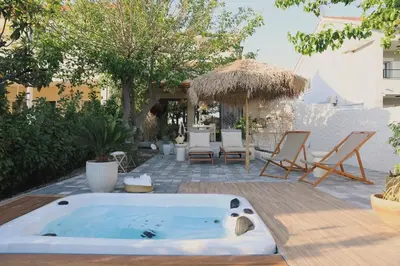 Bazen u objektu Casa Casolare by The Residence ili u blizini