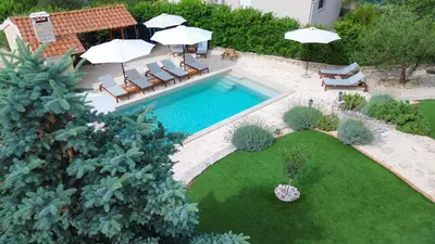 Bazen u objektu Laura Apartments ili u blizini