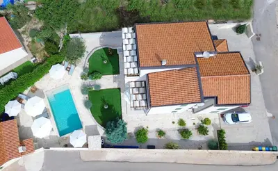 Bazen u objektu Laura Apartments ili u blizini