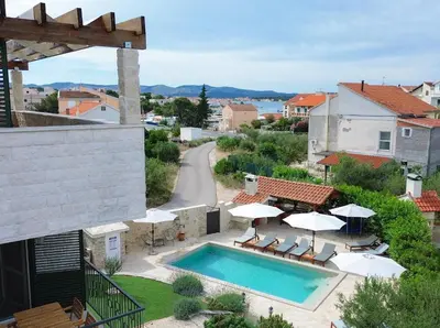 Bazen u objektu Laura Apartments ili u blizini