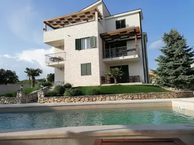 Bazen u objektu Laura Apartments ili u blizini