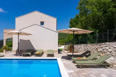 Bazen u objektu Villa Domus Alba A Tranquil Family Hideaway with Private Pool ili u blizini
