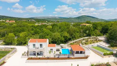 Pogled na planine ili pogled na planine iz vila