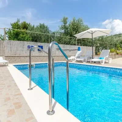 Apartments Mila Family with pool