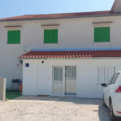Apartments with parking space Vrpolje