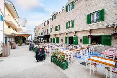 Restoran ili neka druga zalogajnica u objektu Centar Vodice Apartmani