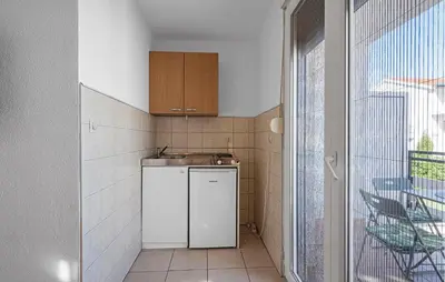 Kuhinja ili čajna kuhinja u objektu One Bedroom Cozy Apartment In Betina