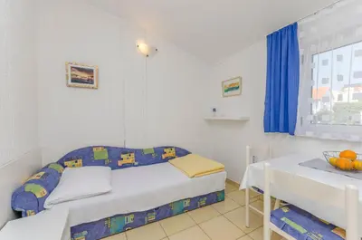 Krevet ili kreveti u jedinici u objektu Apartments and Rooms On the Beach