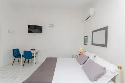 Krevet ili kreveti u jedinici u objektu Apartments and Rooms On the Beach