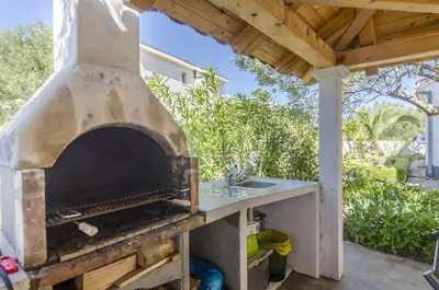 Oprema za roštilj dostupna gostima apartmana
